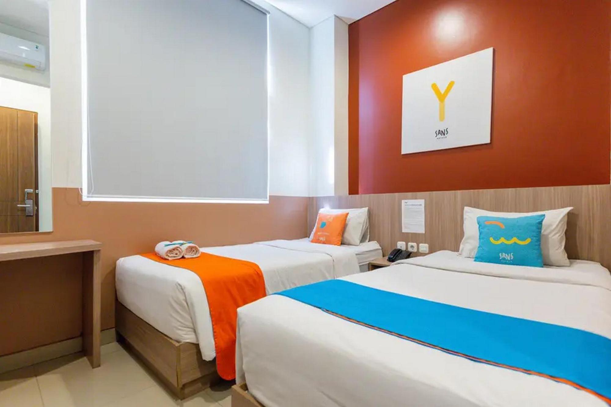Sans Hotel Rajawali Surabaya By Reddoorz Krembangan Exterior foto
