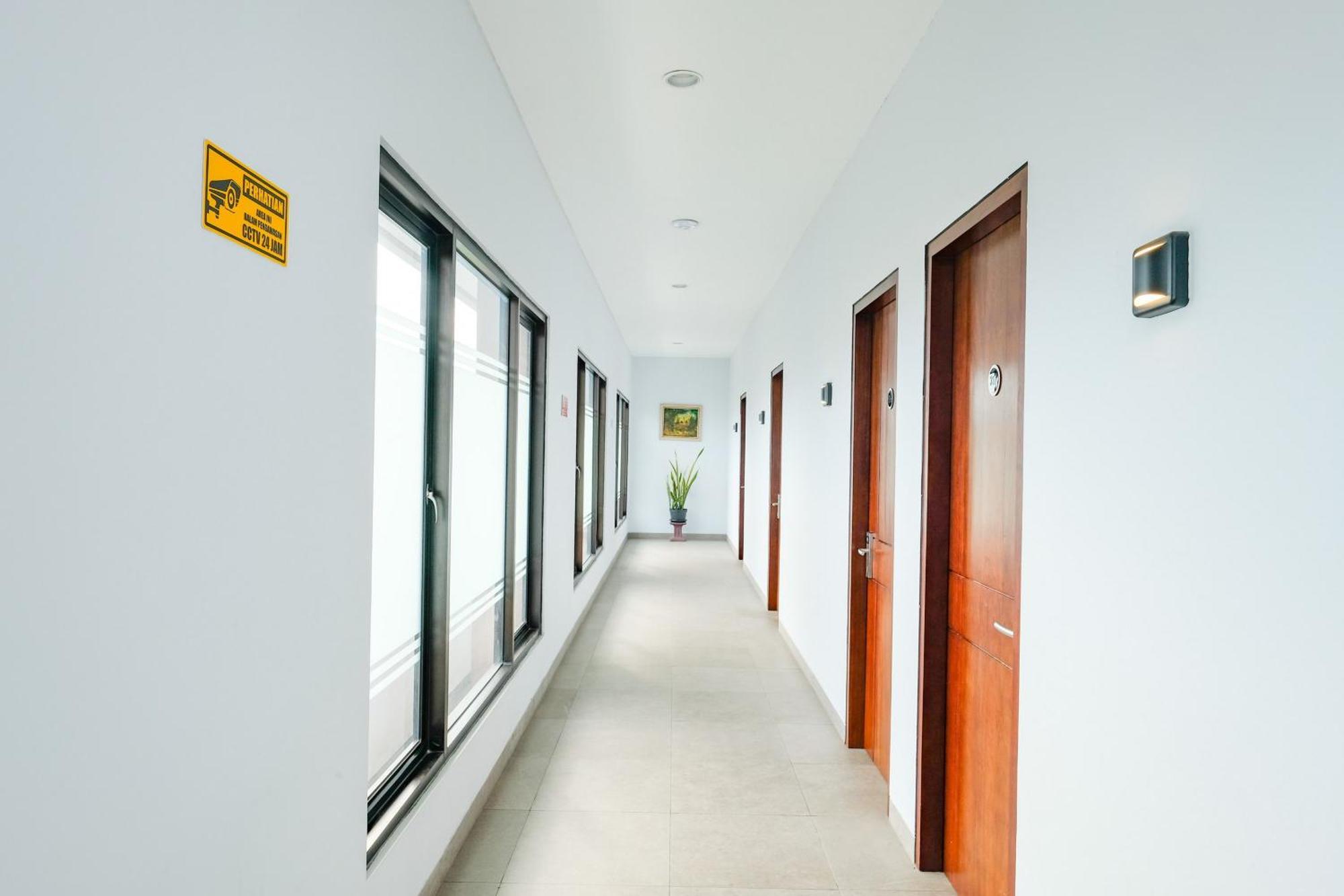 Sans Hotel Rajawali Surabaya By Reddoorz Krembangan Exterior foto