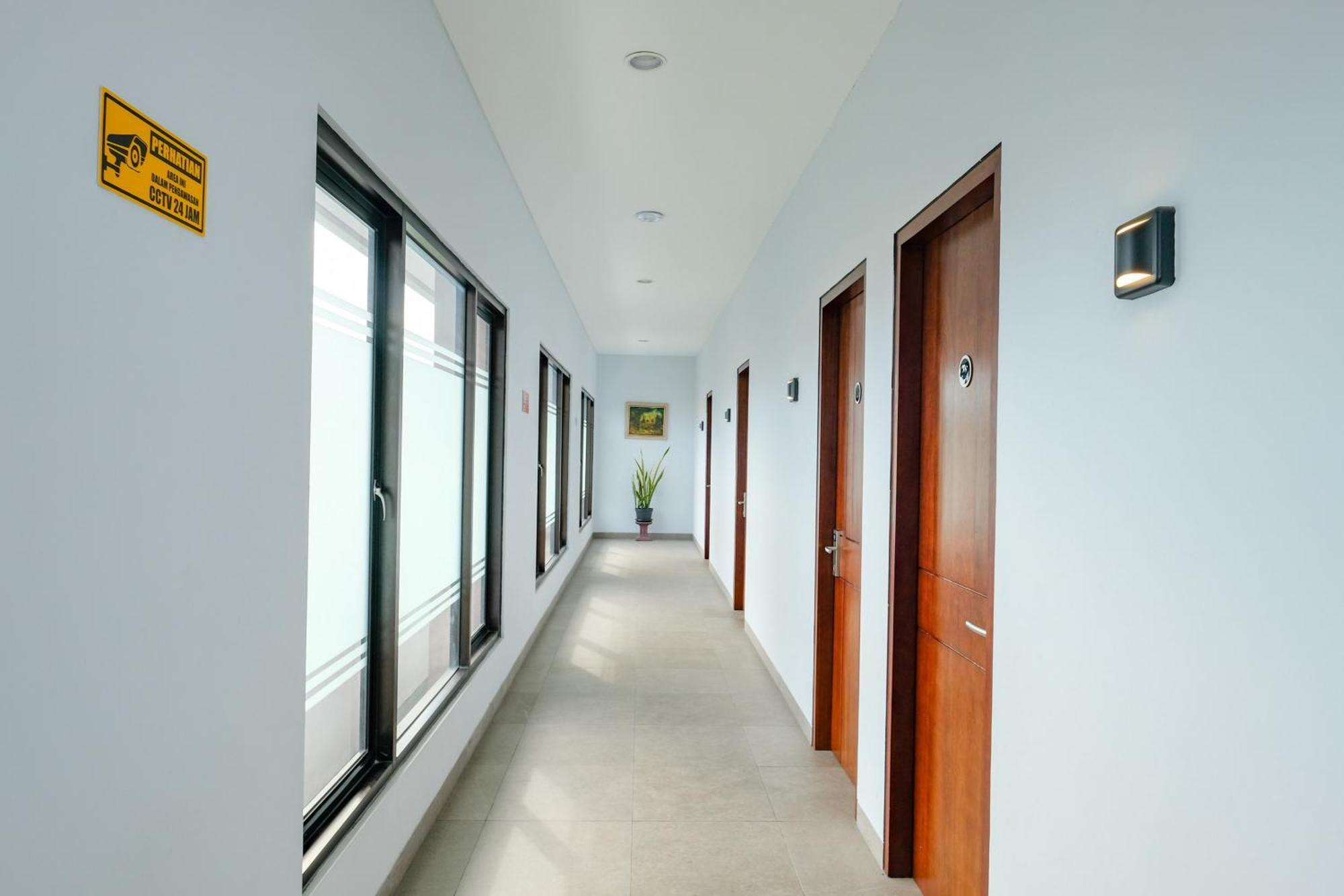 Sans Hotel Rajawali Surabaya By Reddoorz Krembangan Exterior foto